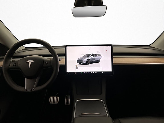Tesla Model Y 14 of 30