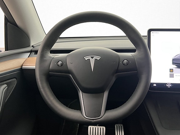 Tesla Model Y 16 of 30