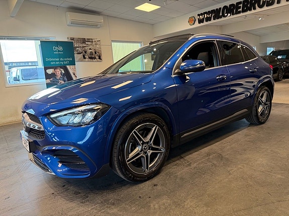 Mercedes-Benz GLA200 2 of 30