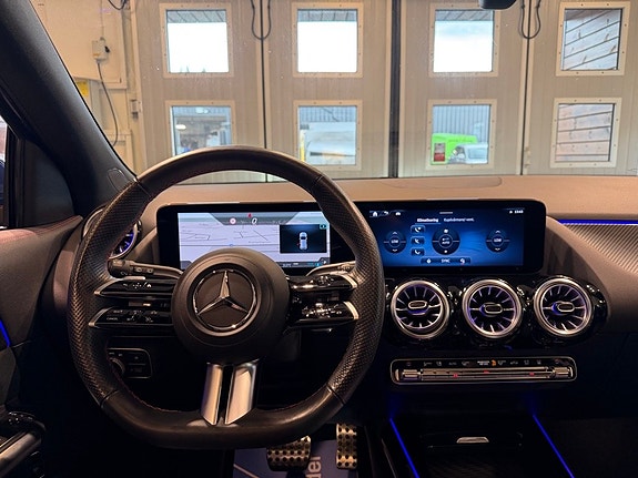 Mercedes-Benz GLA200 8 of 30