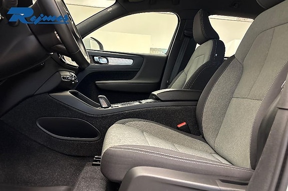 Volvo XC40 8 of 23