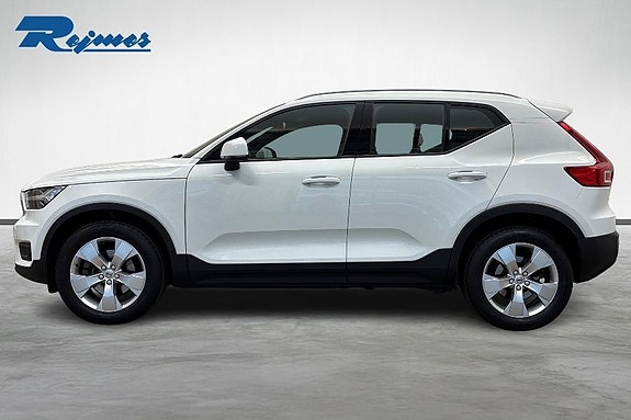 Volvo XC40 2 of 23