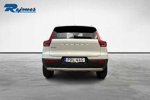 Volvo XC40 5 of 23