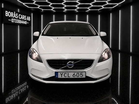 Volvo V40 2 of 13
