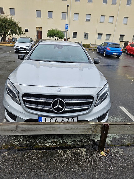 Mercedes-Benz GLA220 d 2 of 6