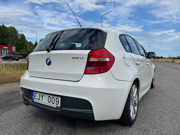 BMW 118d 3 of 5