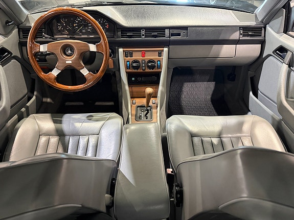 Mercedes-Benz 300 CE 10 of 18