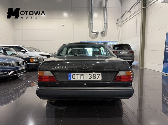 Mercedes-Benz 300 CE 4 of 18