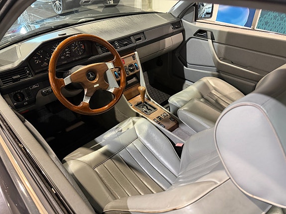 Mercedes-Benz 300 CE 13 of 18