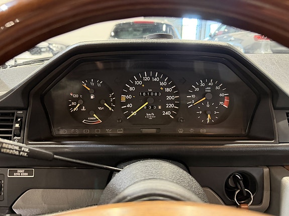 Mercedes-Benz 300 CE 15 of 18