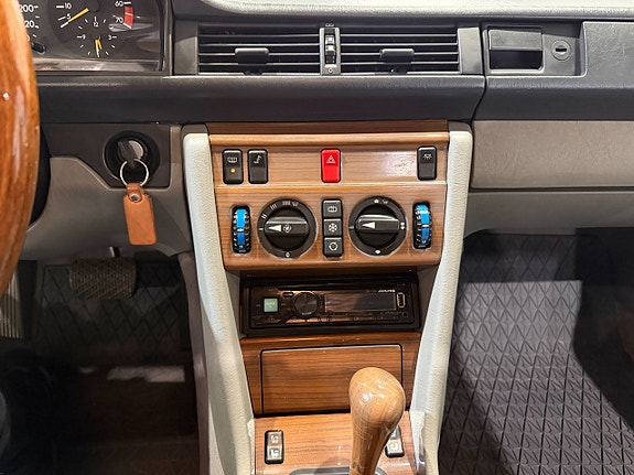 Mercedes-Benz 300 CE 14 of 18