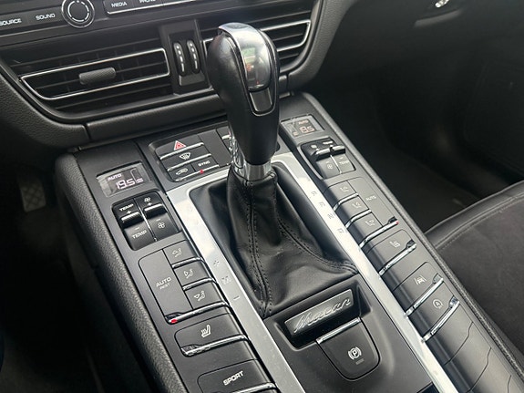 Porsche Macan 16 of 23