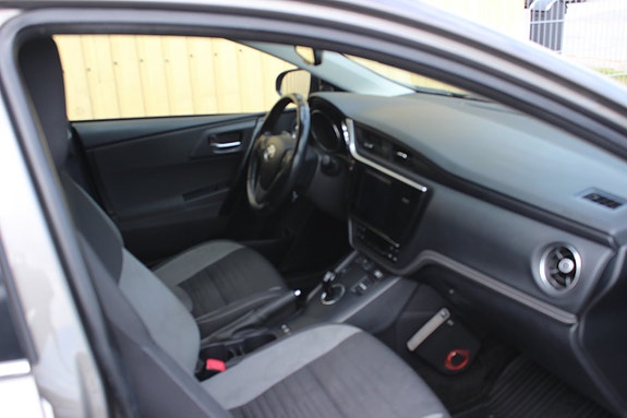 Toyota Auris 10 of 17