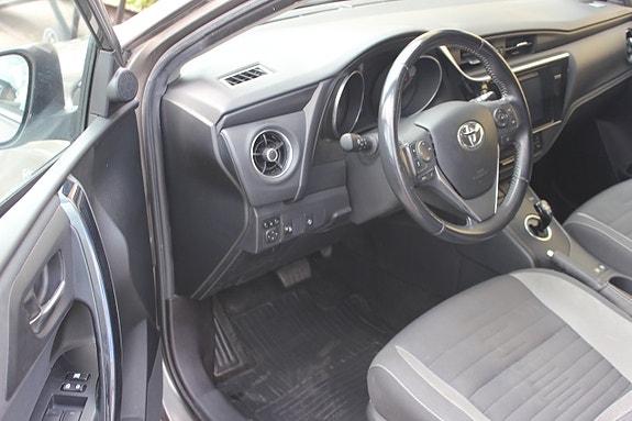 Toyota Auris 12 of 17