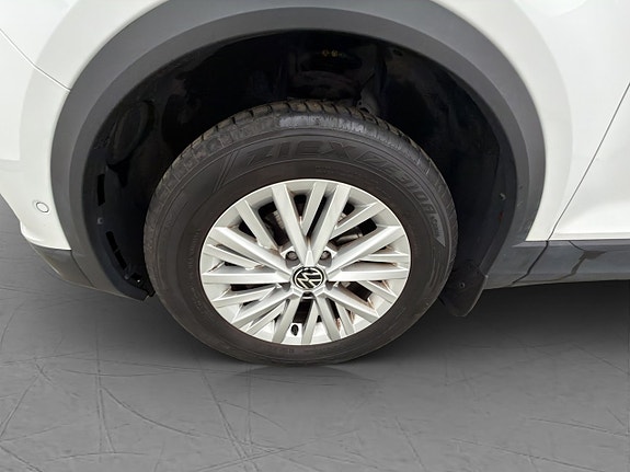 Volkswagen T-Roc 27 of 30