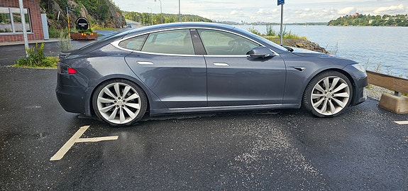 Tesla Model S 2 of 11