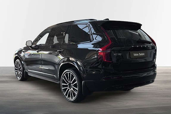 Volvo XC90 2 of 27