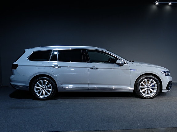 Volkswagen Passat 2 of 11