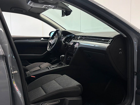 Volkswagen Passat 25 of 28