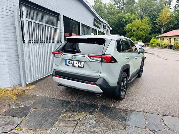 Toyota RAV4 3 of 25
