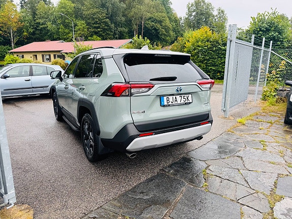 Toyota RAV4 4 of 25