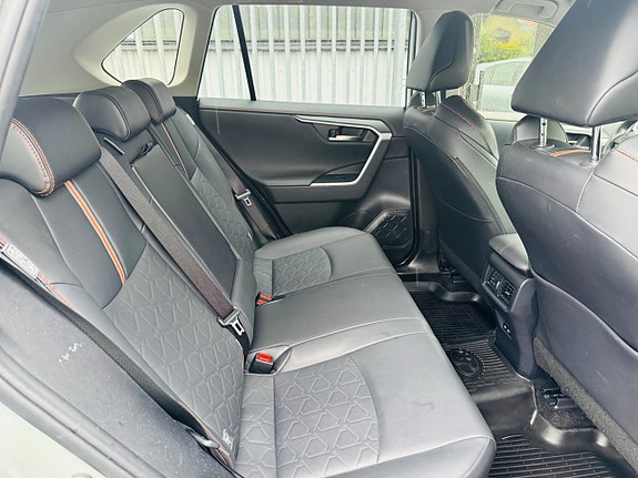 Toyota RAV4 6 of 25