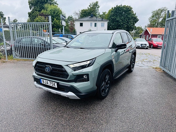 Toyota RAV4 2 of 25