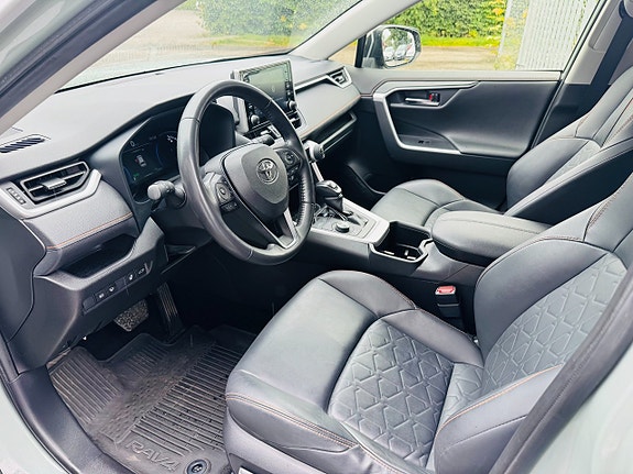 Toyota RAV4 8 of 25