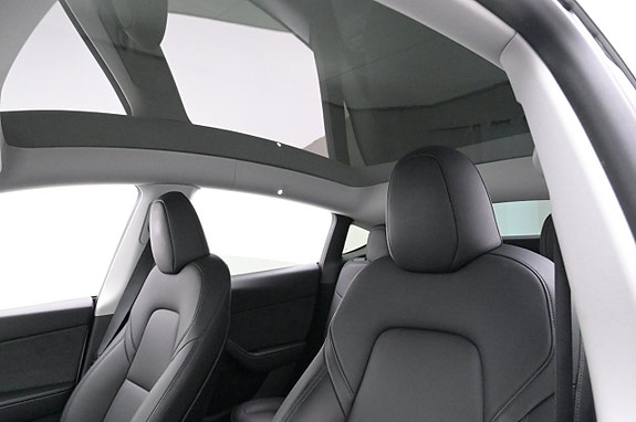 Tesla Model Y 20 of 27