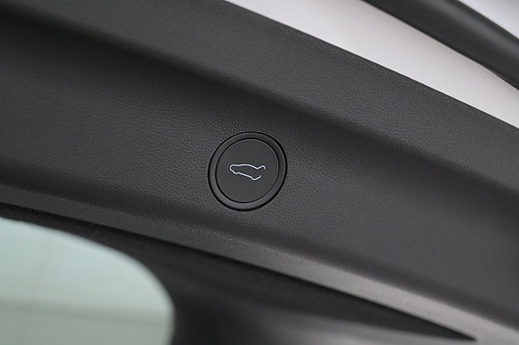 Tesla Model Y 23 of 27