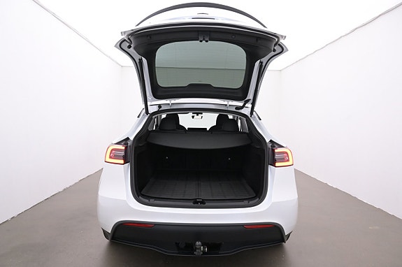 Tesla Model Y 22 of 27