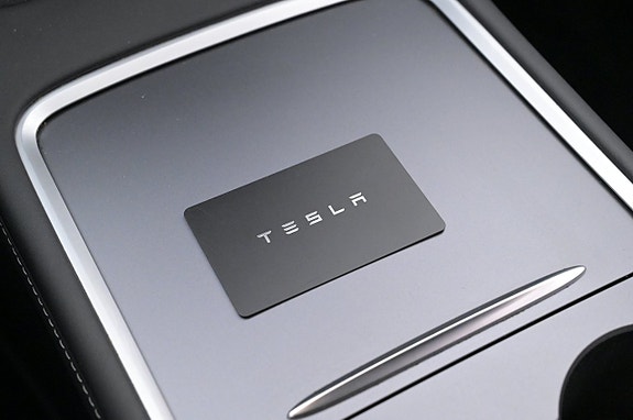 Tesla Model Y 24 of 27
