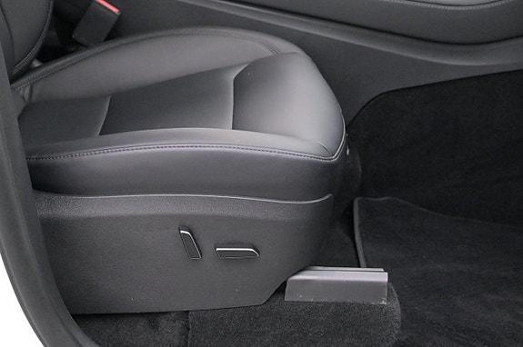 Tesla Model Y 13 of 27
