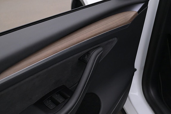 Tesla Model Y 10 of 27
