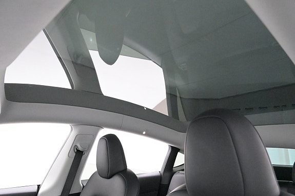 Tesla Model Y 25 of 27
