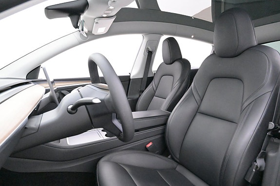 Tesla Model Y 9 of 27