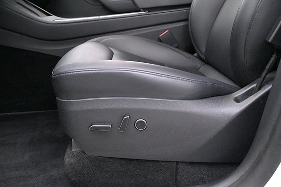 Tesla Model Y 11 of 27