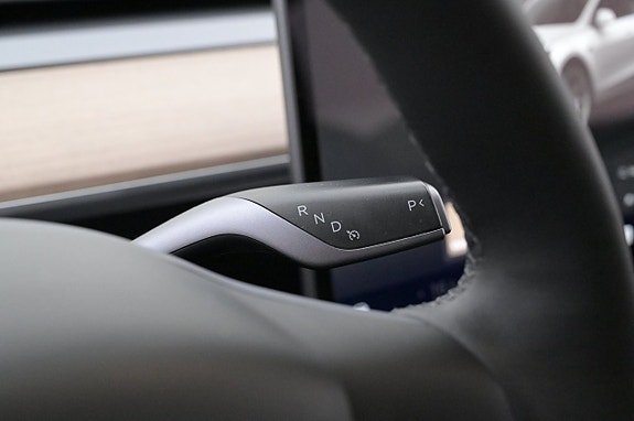 Tesla Model Y 8 of 27