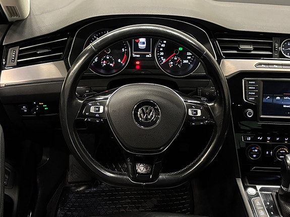 Volkswagen Passat 14 of 26