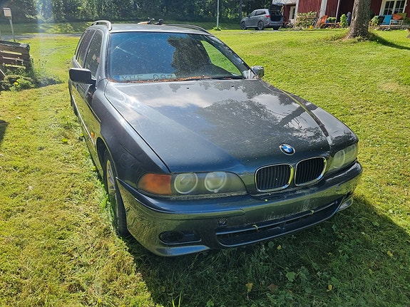 BMW 523i 2 of 3