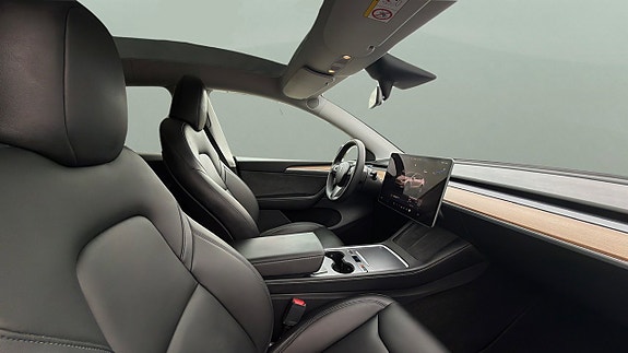 Tesla Model Y 10 of 30