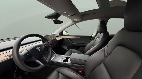 Tesla Model Y 11 of 30