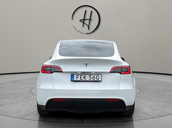 Tesla Model Y 4 of 30