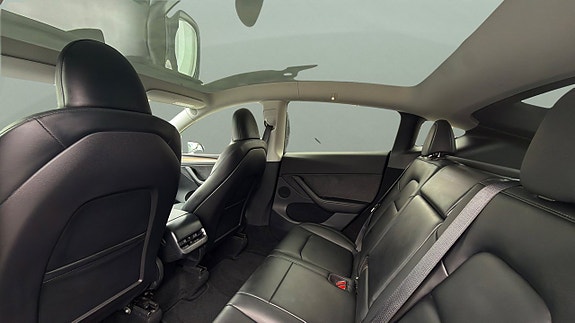 Tesla Model Y 12 of 30
