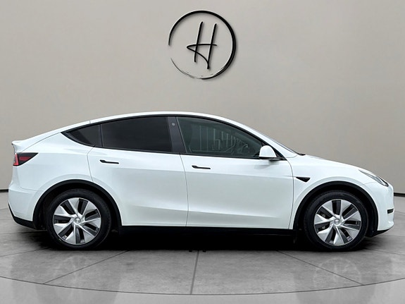 Tesla Model Y 7 of 30