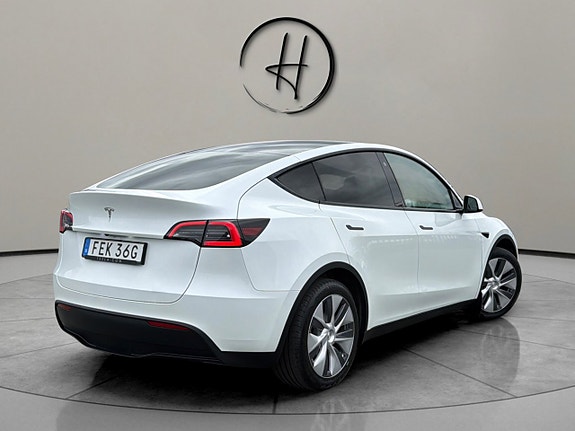 Tesla Model Y 5 of 30
