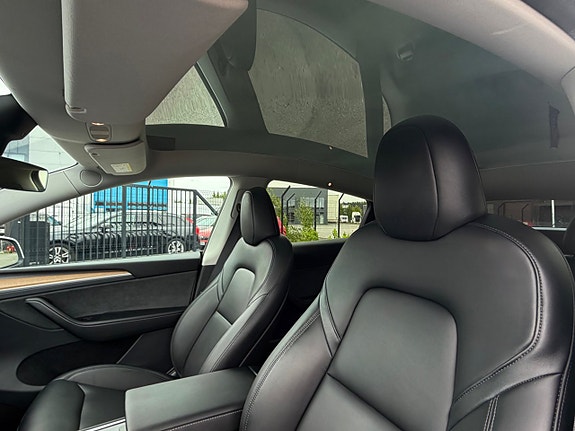 Tesla Model Y 13 of 30