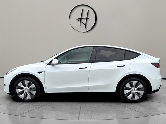 Tesla Model Y 8 of 30