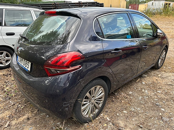 Peugeot 208 4 of 6