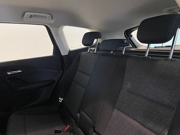 BMW iX1 7 of 11